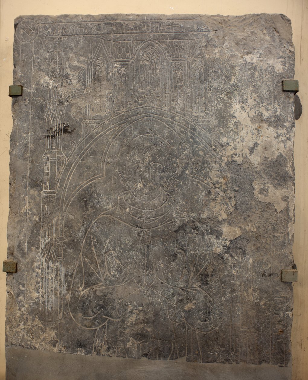 Tuomiokirkkokokoelma. Fragmentti kivilevystä. Bareljeef. Kirkon virkamies. Alkuperäkirkko (Saint-Quentin of Tournai. 1200-luvun loppu. Yksityiskohta. tekijältä Unbekannter Künstler