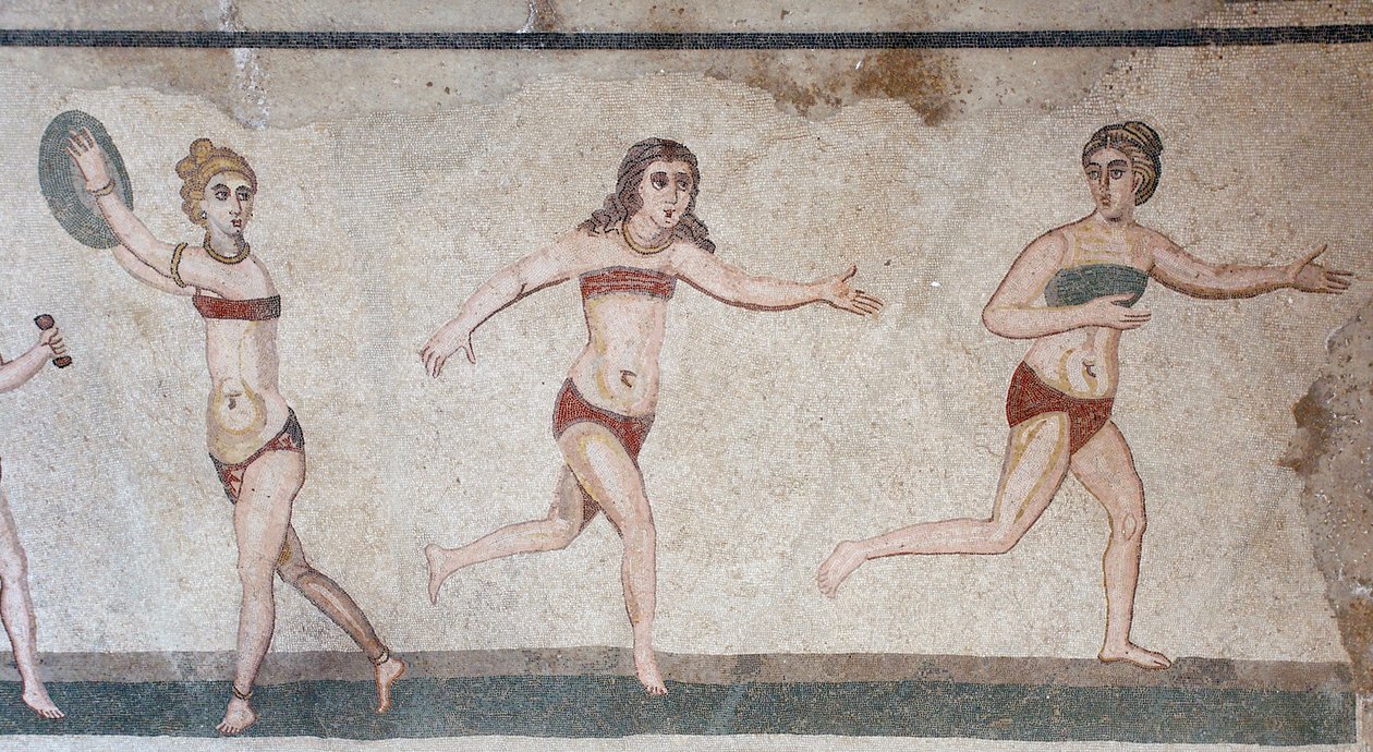 Chamber of the Ten Maidens tai "Bikinityttöjen" mosaiikki. Yleiskuva yläpaneelista: paino, kiekon heitto ja juoksu. 3-4 vuosisata. Roomalainen huvila Casalessa, Sisiliassa. Unescon sivusto. tekijältä William M. Timlin