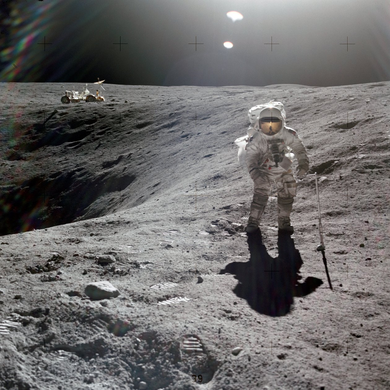 Charles M. Duke, Jr., Apollo 16 -operaation kuumoduulilentäjä, joka kerää kuunäytteitä Plum-kraatterin reunalta huhtikuussa 1972 (kuva) tekijältä Unbekannt