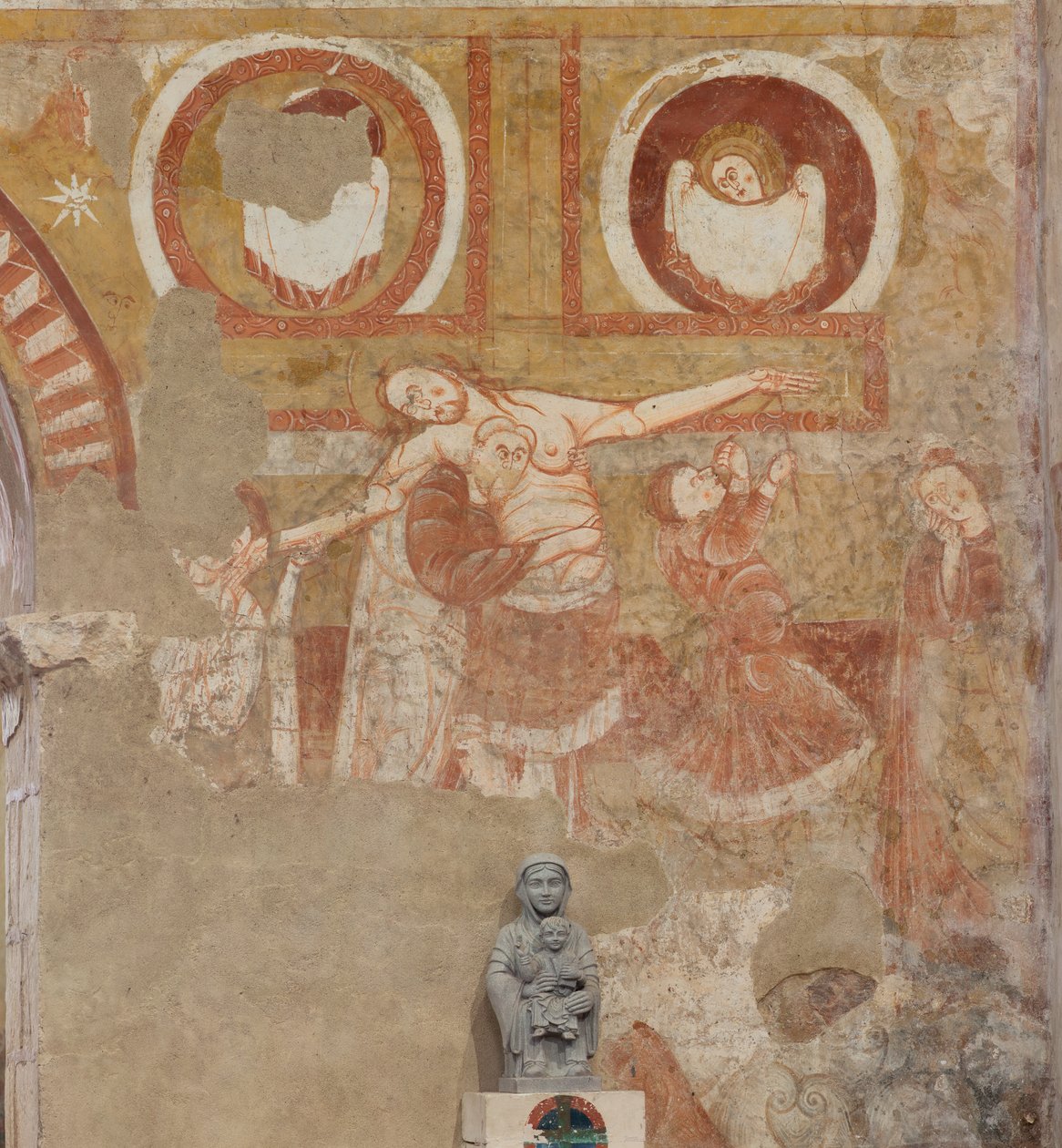 kirkko (Église Saint-Martin). Sisustus. Seinämaalauksia (freskot). Nave