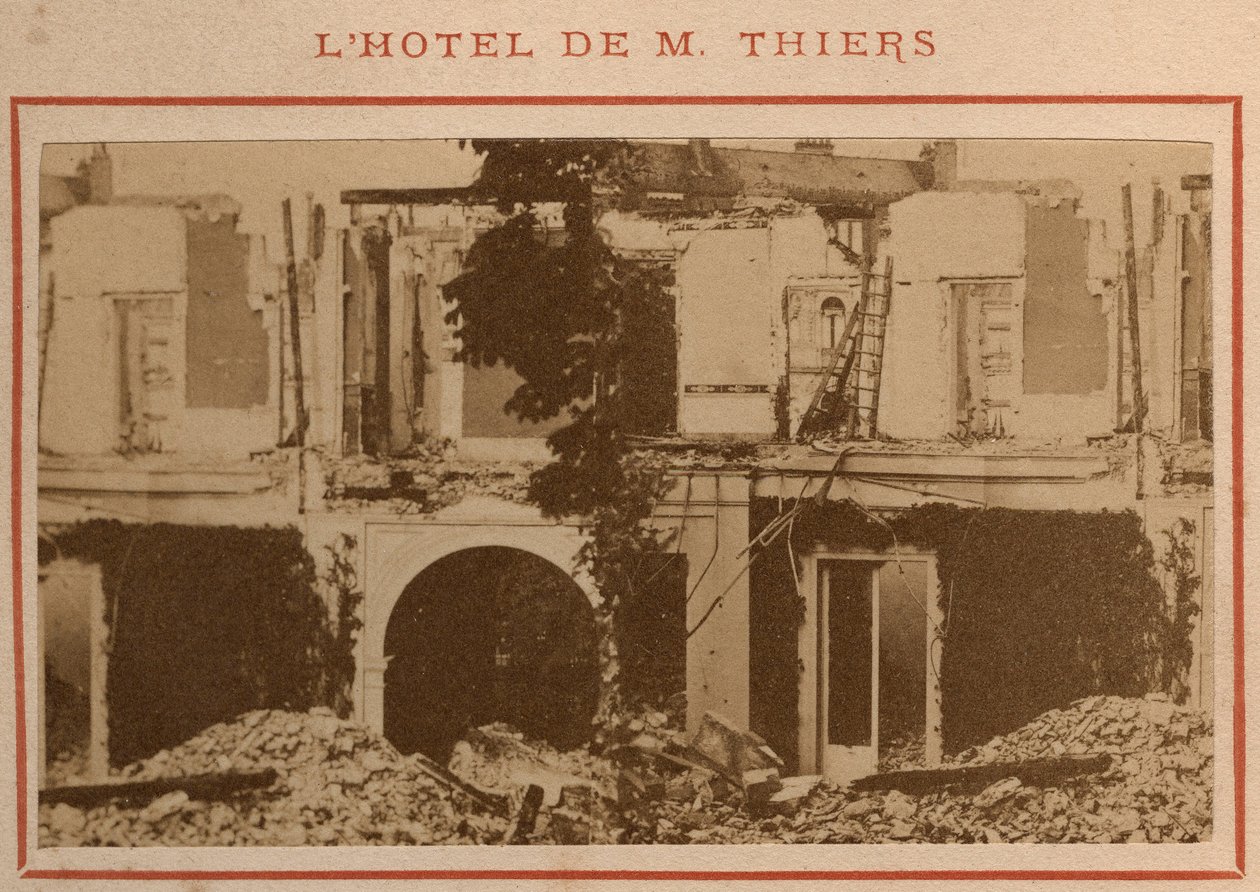 Commune de Paris (1871): Adolphe Thiersin kartano tuhoutui, kun hänen omaisuutensa takavarikoitiin toukokuussa 1871. Painotettu pahville, Dim. 9x5,4 cm tekijältä Unbekannt