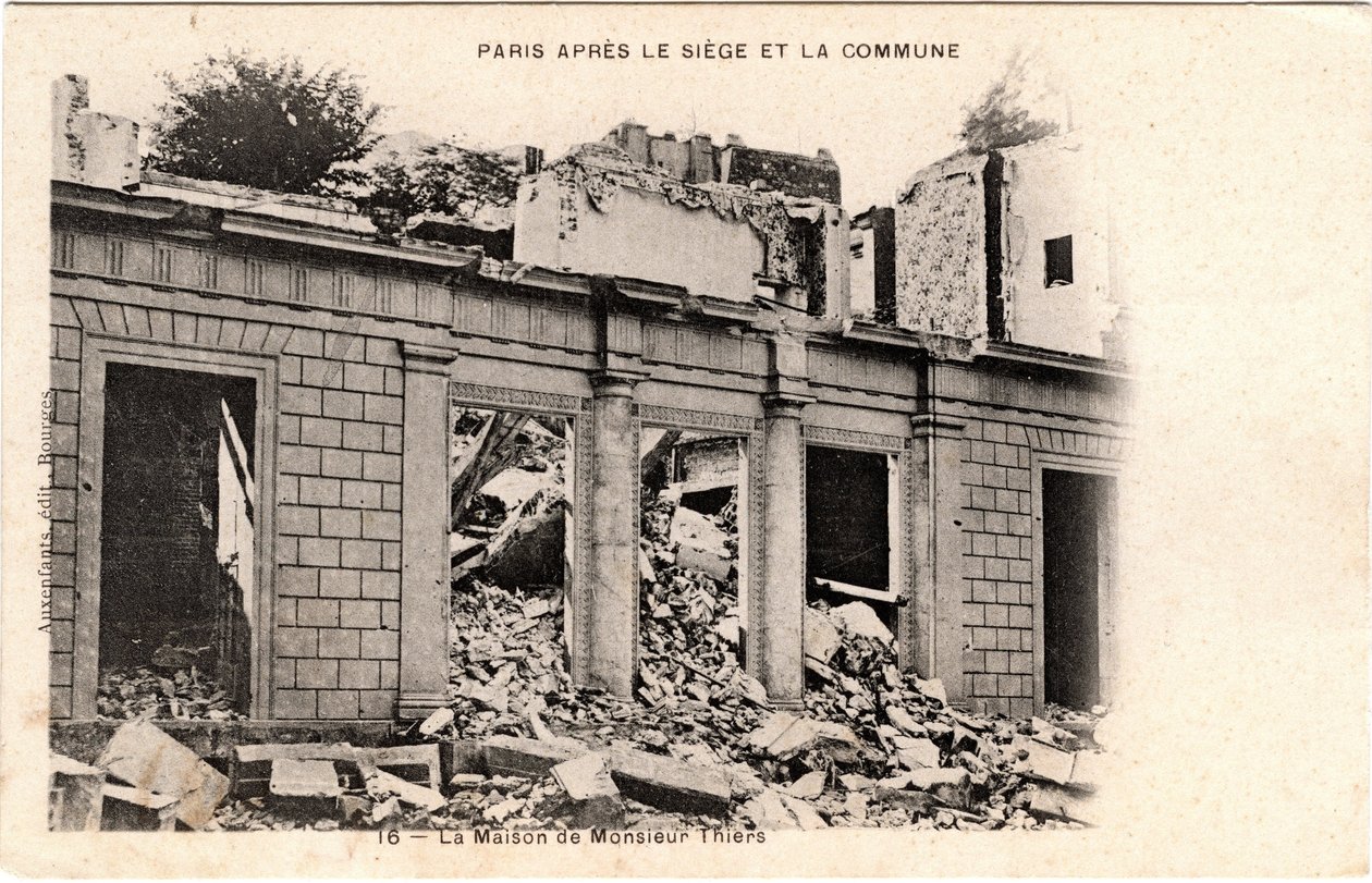 Commune de Paris (1871): Adolphe Thiersin kartano tuhoutui, kun hänen omaisuutensa takavarikoitiin toukokuussa 1871. Painotettu pahville, Dim. 9x14 cm tekijältä Unbekannt