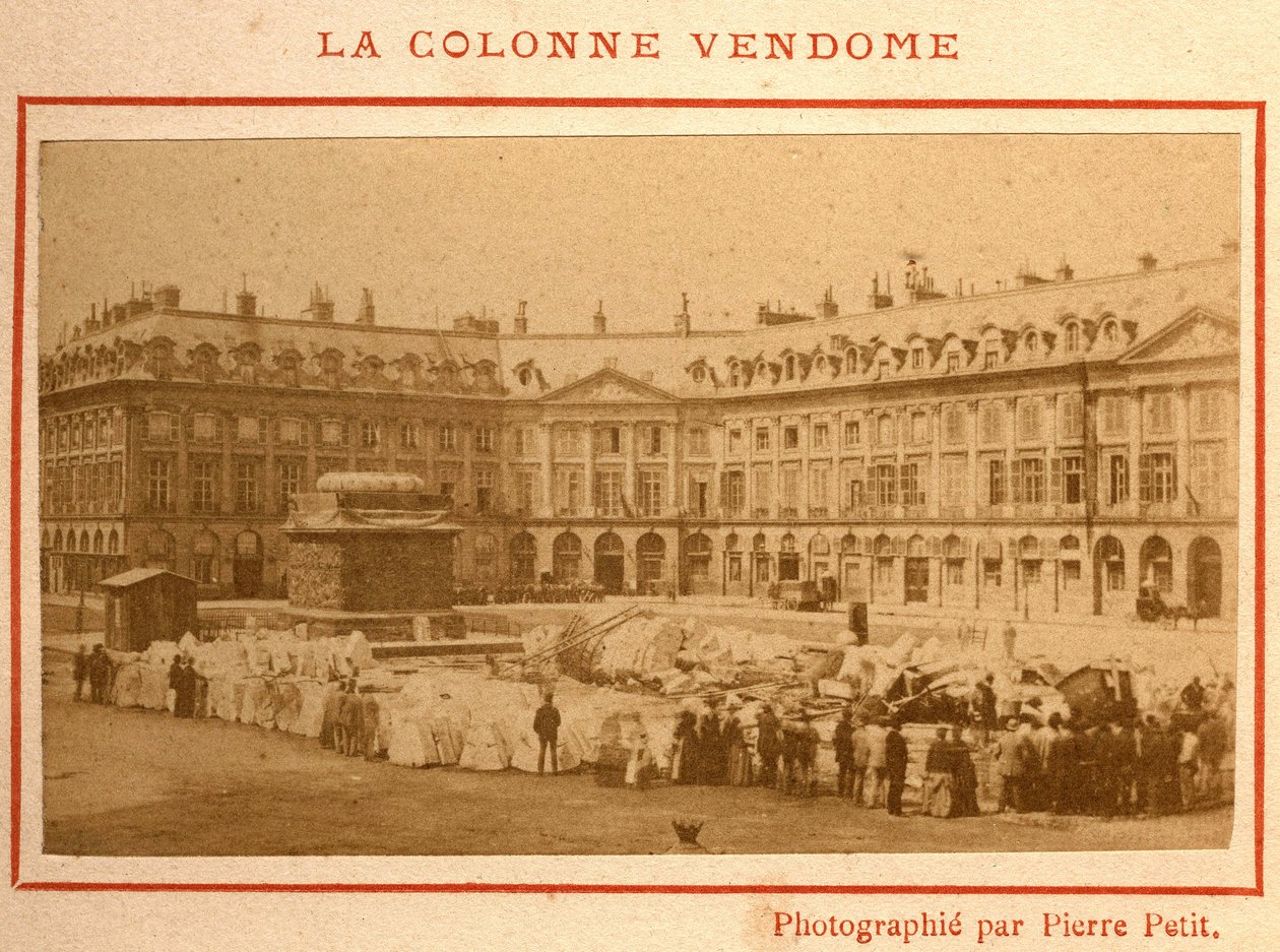 Commune de Paris (1871): Vendome-pylvään tuhoutuminen toukokuussa 1871. Valokuva Pierre Pepetitista. Tulostus kartongille, himmennys. 9x5,4 cm tekijältä Unbekannt