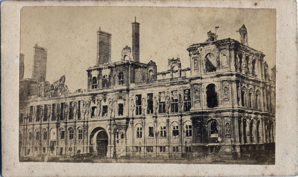 Commune de Paris (1871): näkymä kaupungintalolle toukokuun 1871 palon jälkeen. Anonyymi valokuvaus. Tulostus pahville Dim. 10x7 cm tekijältä Unbekannt