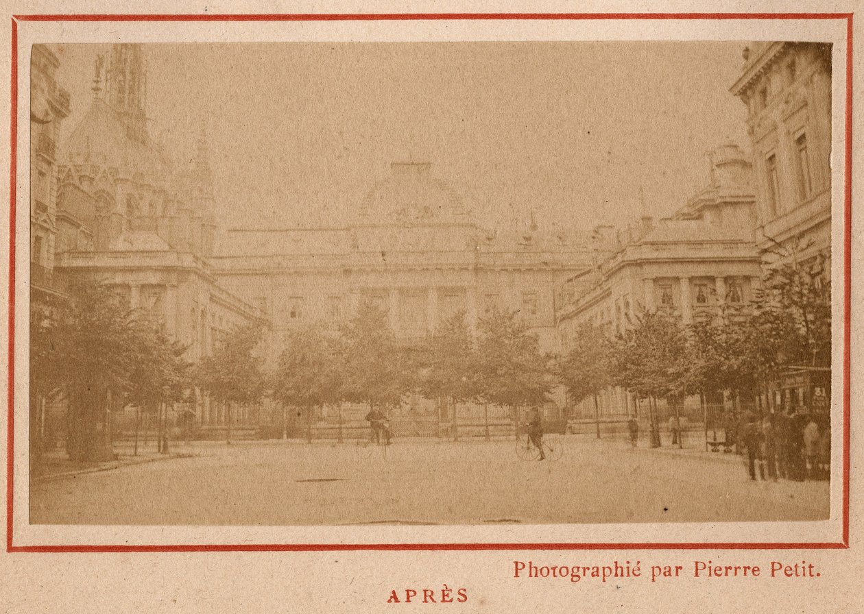 Commune de Paris (1871): näkymä Pariisin Palais de Justicesta sen tulipalon jälkeen toukokuussa 1871. Valokuva Pierre Pepetitista. Tulostus kartongille, himmennys. 9x5,4 cm tekijältä Unbekannt