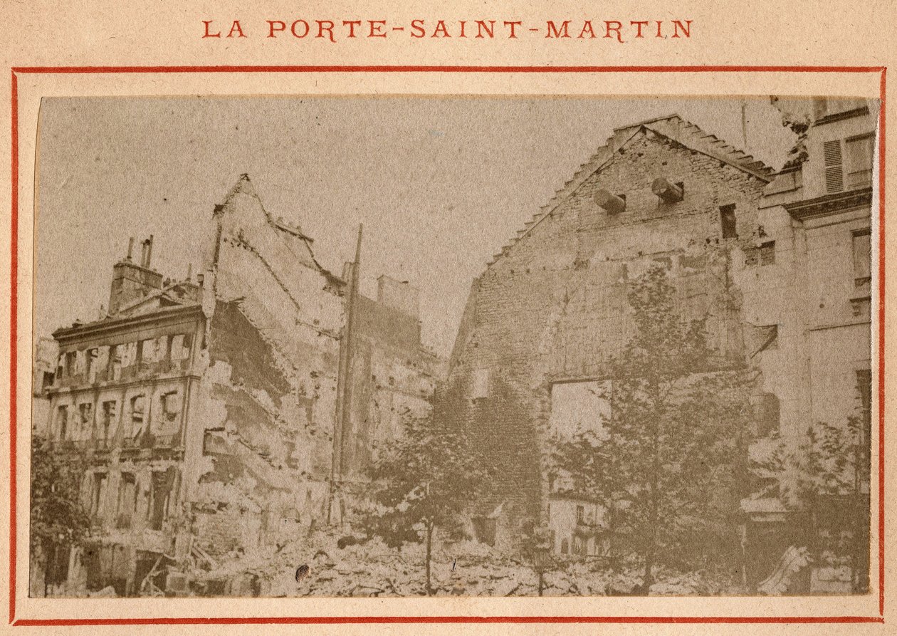Commune de Paris (1871): näkymä Porte Saint Martinista Pariisissa, joka tuhoutui toukokuussa 1871. Valokuva Pierre Pepetitista. Tulostus kartongille, himmennys. 9x5,4 cm tekijältä Unbekannt