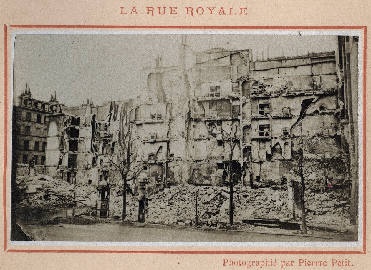 Commune de Paris (1871): näkymä Rue Royalen raunioihin Pariisissa toukokuussa 1871. Valokuva Pierre Pepetitista. Tulostus kartongille, himmennys. 9x5,4 cm tekijältä Unbekannt