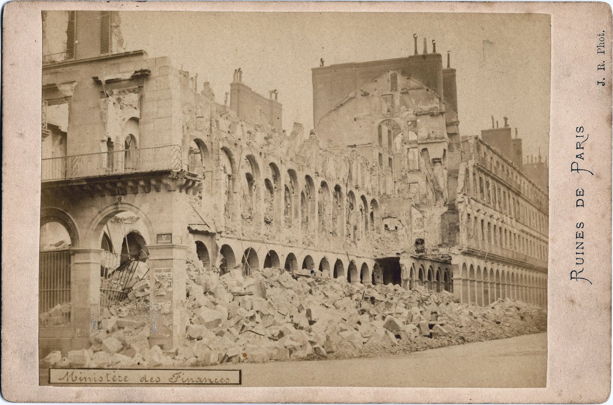 Commune de Paris: näkymä valtiovarainministeriön raunioista Pariisissa toukokuussa 1871. Valokuva J.R. Dim. 16,3x10,8 cm tekijältä Unbekannt