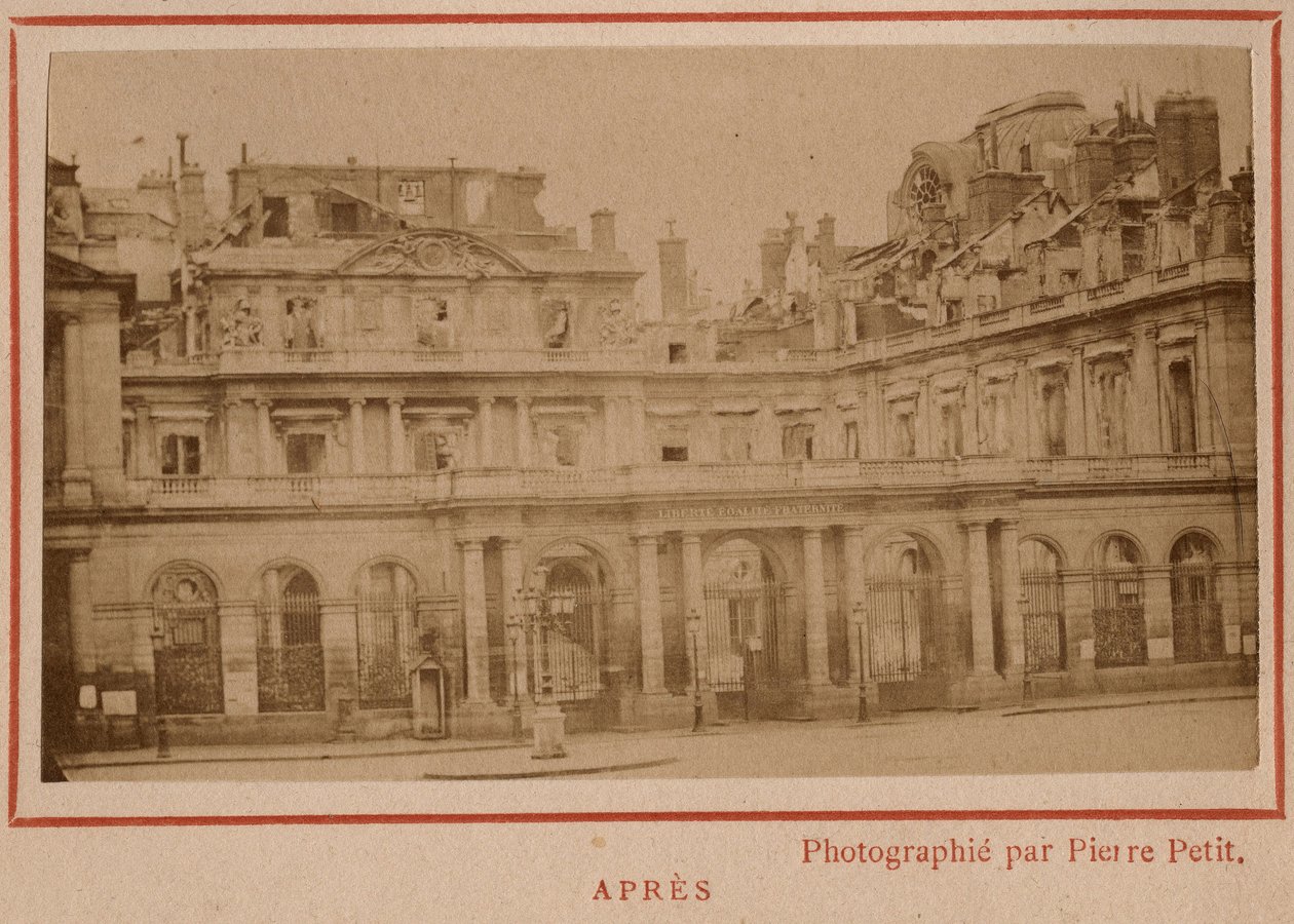 Pariisin kunta (1871): näkymä Palais-Royalista (Palais Royal) Pariisissa toukokuun 1871 palon jälkeen. Valokuva Pierre Pepetitista. Tulostus kartongille, himmennys. 9x5,4 cm tekijältä Unbekannt