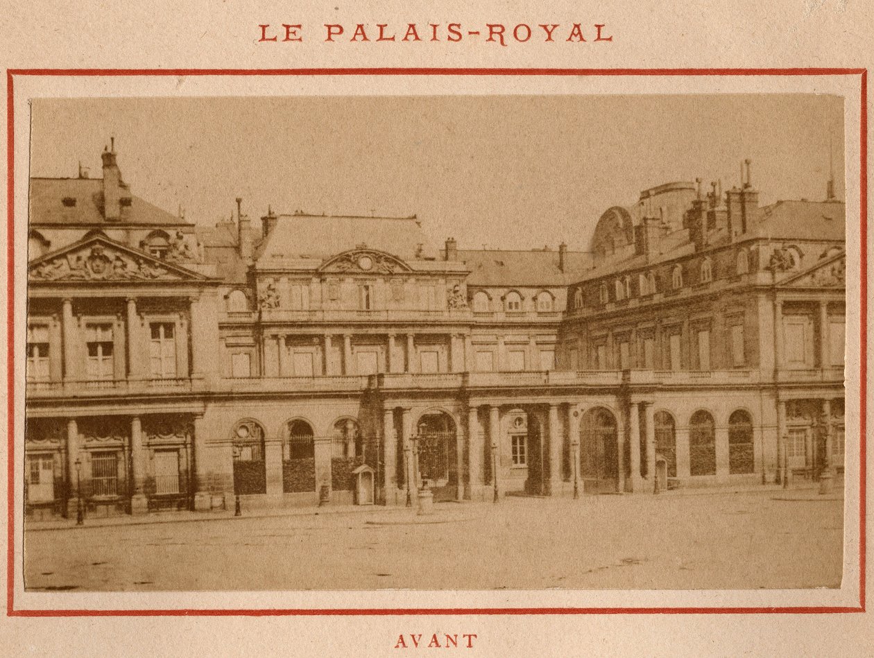 Pariisin kunta (1871): näkymä Palais-Royalista (Palais Royal) Pariisissa ennen toukokuuta 1871 tulipaloa. Valokuva Pierre Pepetitista. Tulostus kartongille, himmennys. 9x5,4 cm tekijältä Unbekannt
