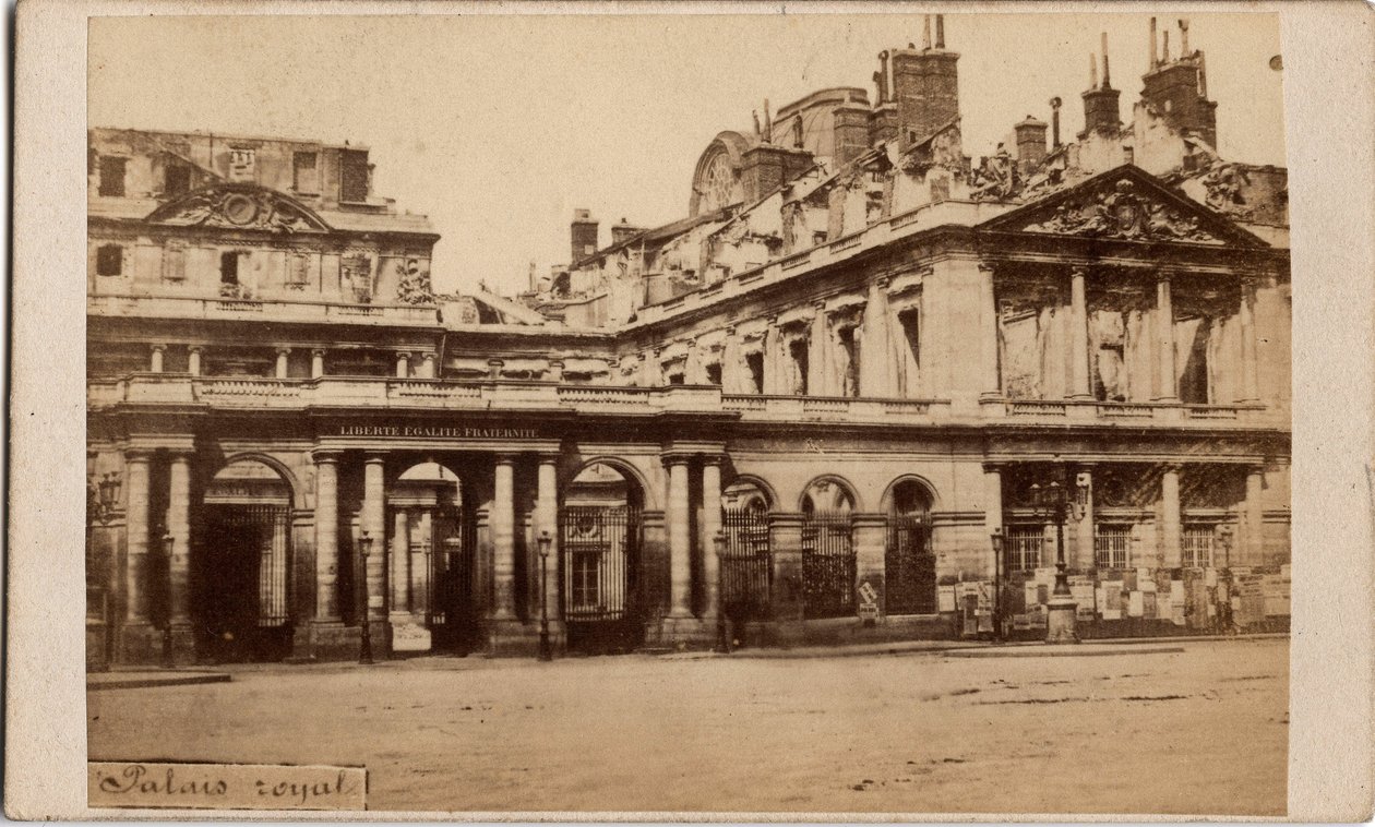 Pariisin kunta (1871): näkymä Palais-Royalista toukokuun 1871 palon jälkeen. Anonyymi valokuvaus. Tulostus pahville Dim. 10x6,9 cm tekijältä Unbekannt