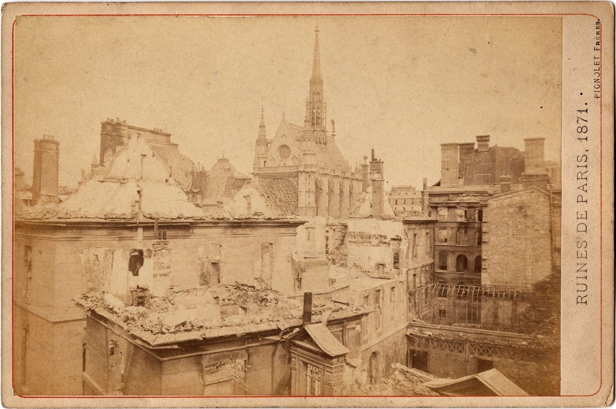 Pariisin kunta: näkymä Palais de Justice -palatsin ja Sainte Chapellen raunioihin Pariisissa toukokuussa 1871. Valokuvaus Pignolet-veljekset. Himmeä. 16,3x10,8 cm tekijältä Unbekannter Künstler