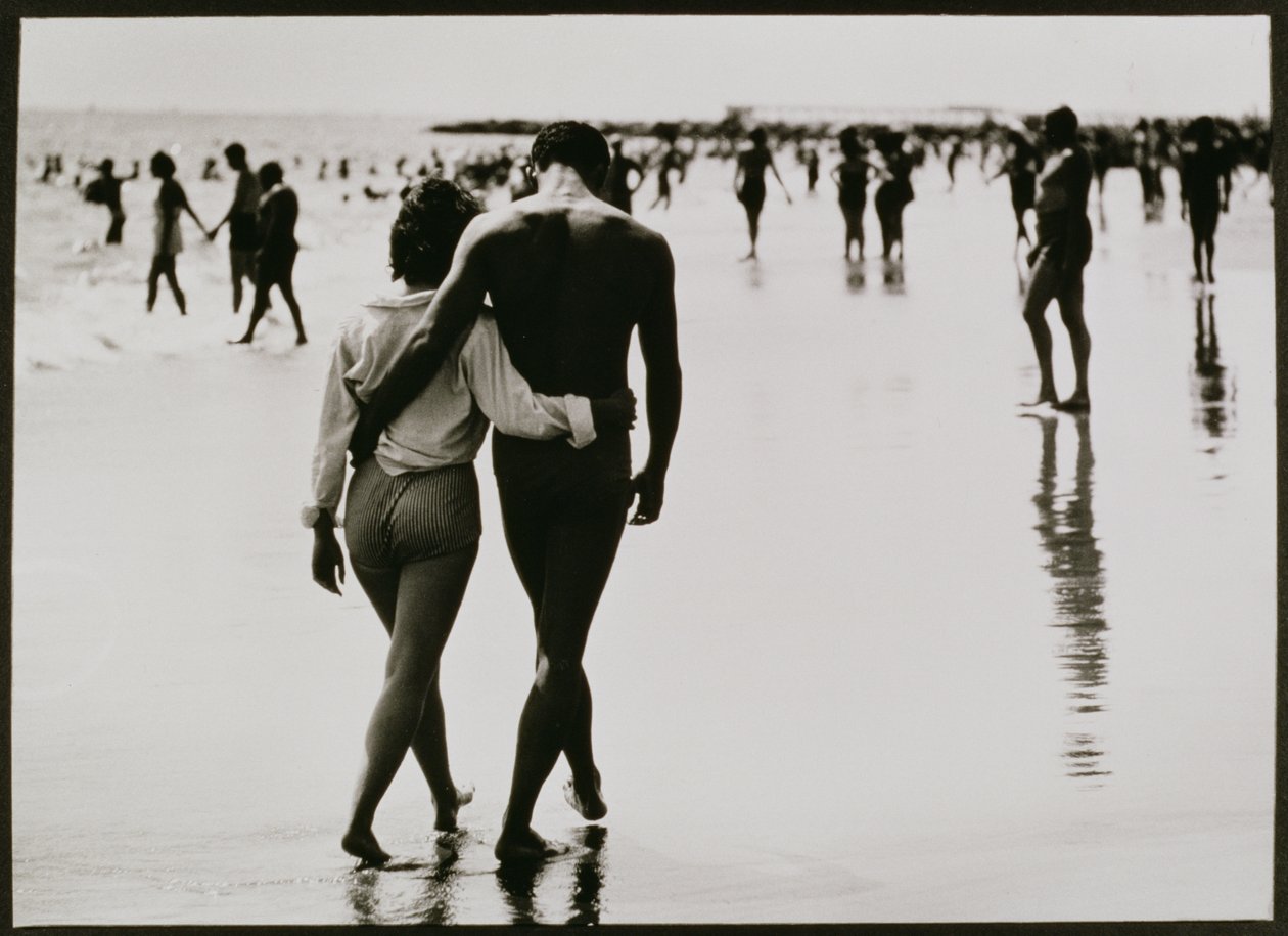 Pariskunta kävelemässä vedessä Coney Islandilla, New York Cityssä, nimetön 46, n. 1953-64 (m/v kuva) tekijältä Unbekannter Künstler