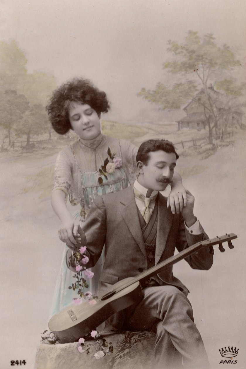 Pariskunta kukkien ja espanjakitaran kanssa, Ranska, n. 1910 (postikortti) tekijältä Unbekannter Künstler