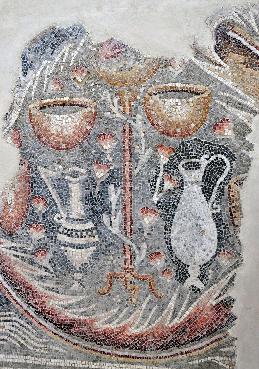 Yksityiskohta mosaiikkilattiasta, joka kuvaa kuppeja, viinikannuja ja karahvia samarialaisen synagogan El-Khirbessä, Länsirannalla, 4. vuosisadalla jKr. (mosaiikki) tekijältä Unbekannt