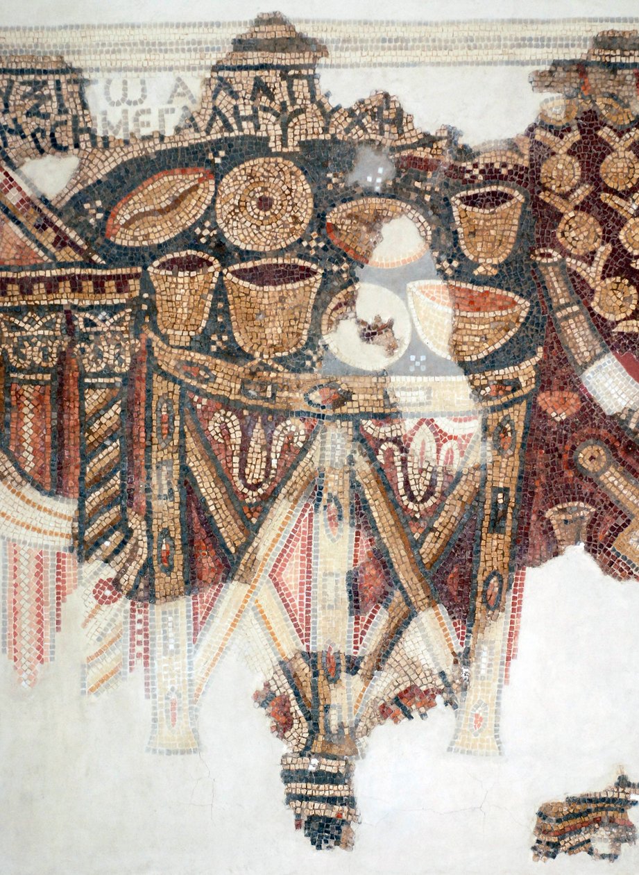Yksityiskohta mosaiikkilattiasta, joka kuvaa uhripöytää kuppeineen, kulhoineen ja leipäineen Samarialaisen synagogan El-Khirben, Länsirannan, 4. vuosisadalta jKr. (mosaiikki) tekijältä Unbekannt