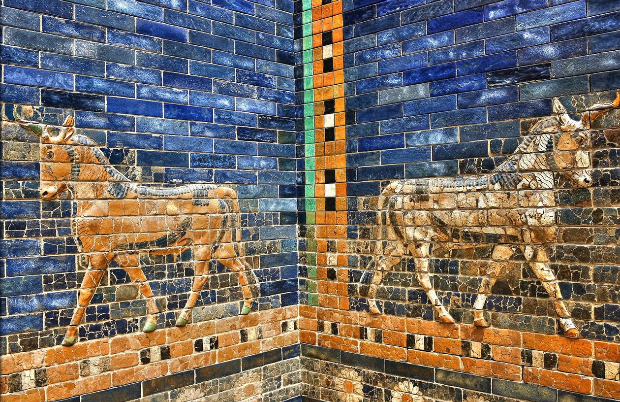 Yksityiskohta Ishtarin portin 1930-luvun jälleenrakennuksesta, joka on valmistunut käyttämällä alkuperäisiä tiiliä noin 575 eKr., Pergamon-museo, Berliini, Saksa (kuva) tekijältä Unbekannter Künstler