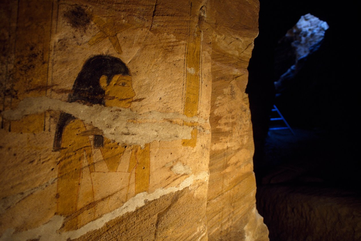 Yksityiskohta seinämaalauksista, jotka löydettiin kaivauksissa kuvernöörin haudasta, kultaisten muumioiden laaksosta, Bahariya-keidasta, Gizasta, Egyptistä tekijältä Benjamin Baud