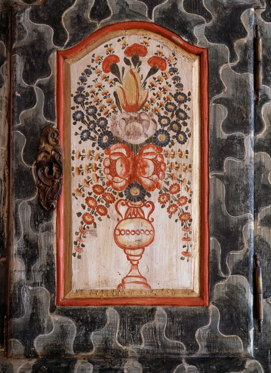 Käsintehdyn puisen kaapin ovi käsinmaalatulla kukkakoristeella, San Giovanni, Trentino-Alto Adige, Italia, Yksityiskohta tekijältä William M. Timlin