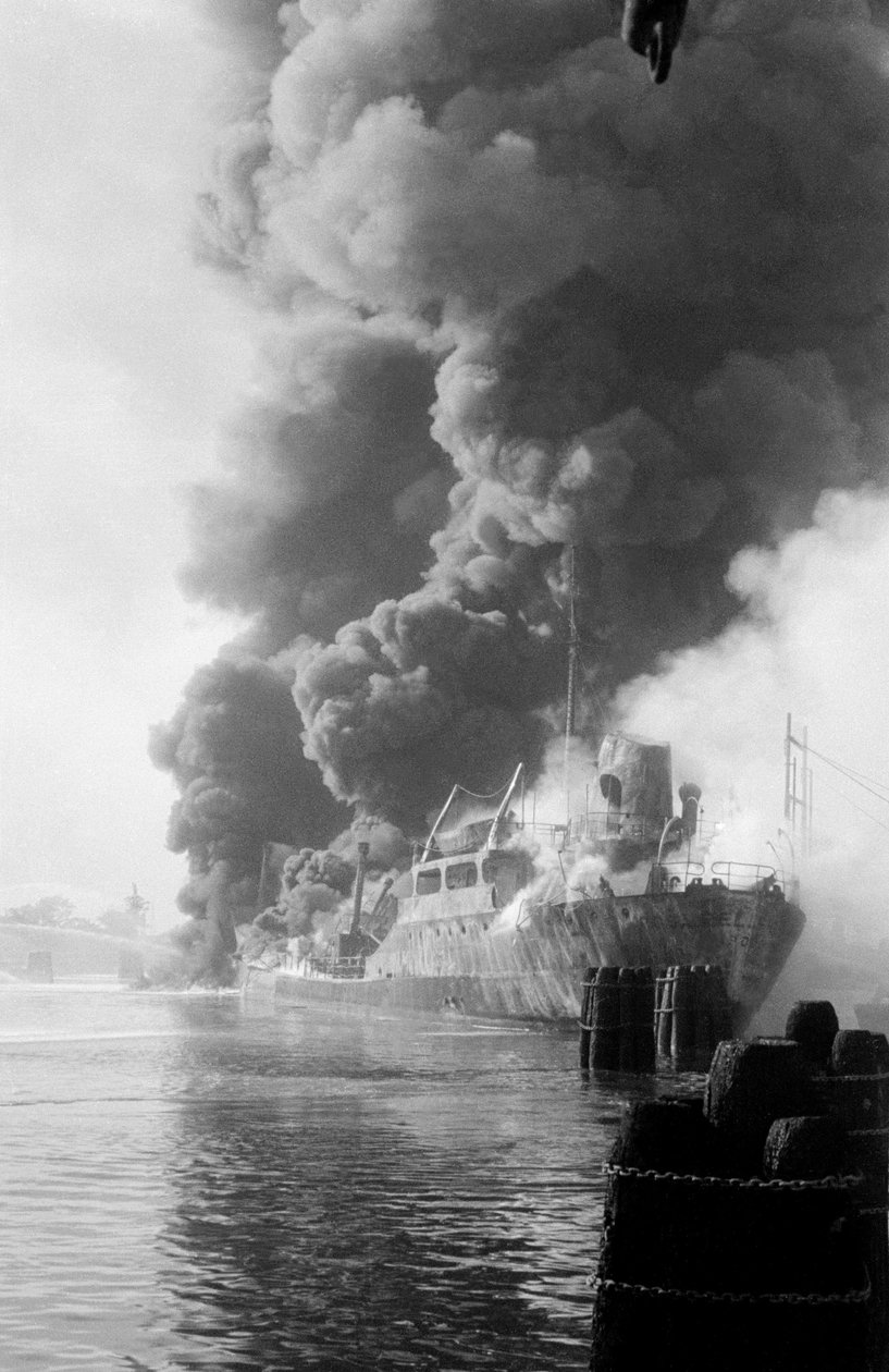 ROSARIO PELLEGRINO "" ÖLJYTANKEJEN RÄJÄHDYS PORTO MARGHERAssa, Venetsia - 1960 tekijältä Unbekannt