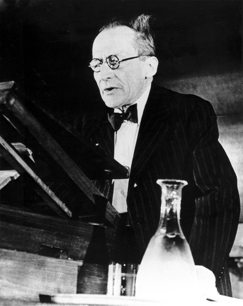 Erwin Schrodinger, itävaltalainen fyysikko, pitää luennon tekijältä Unbekannt