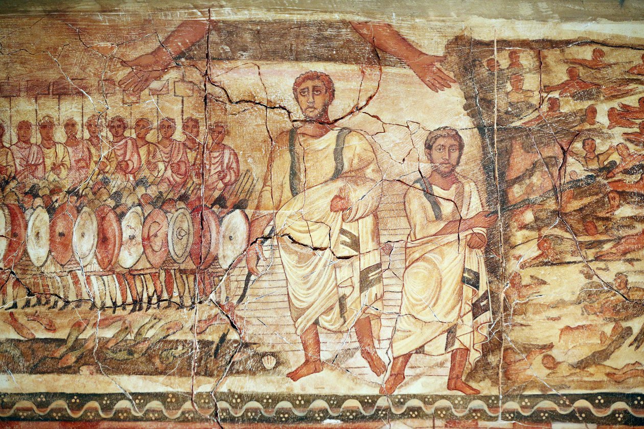 Exodus ja Punaisenmeren ylitys, fresko Douran synagogasta (Dura) Europos, 244-245, ja säilytetään Damaskoksen kansallismuseossa. Kuva otettu New Yorkin juutalaismuseossa näyttelyn aikana. tekijältä Unbekannt