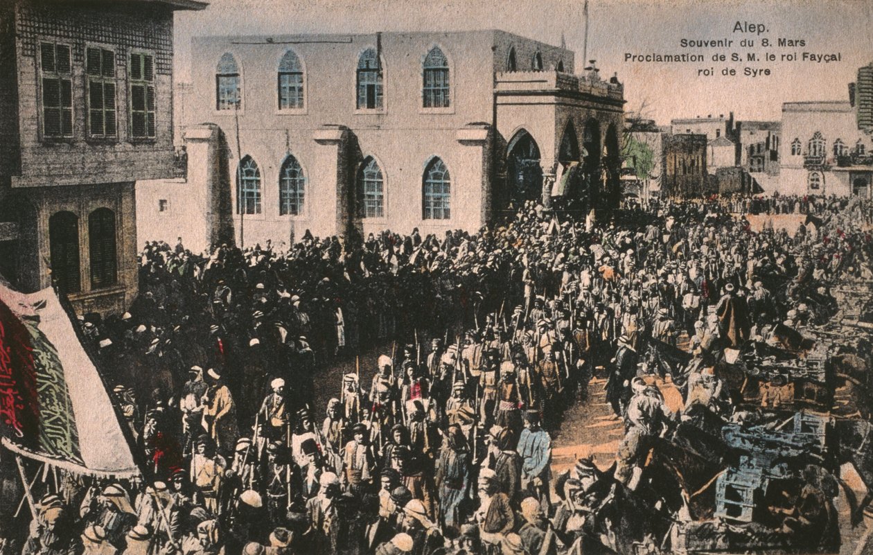Faisal julisti Syyrian arabikuningaskunnan kuninkaaksi 7. maaliskuuta 1920 Aleppossa, postikortti (värillinen valokuvalitho) tekijältä Unbekannt