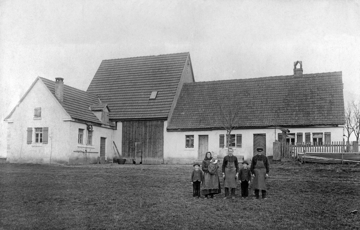 Maanviljelijöiden perhe poseeraa tilan edessä. tekijältä Unbekannt