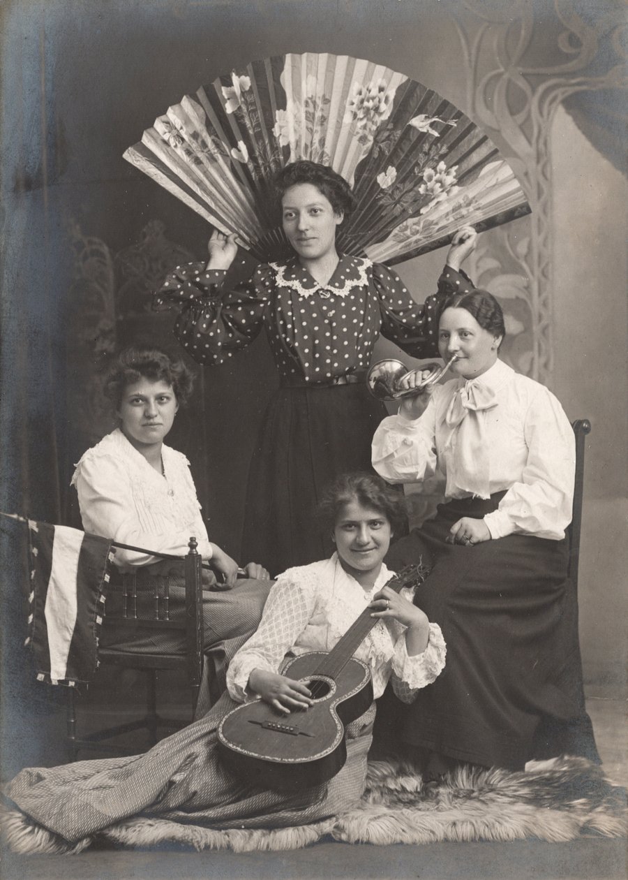 Neljä naista käyrätorvella, kitaralla ja tuulettimella, Ranska, n. 1920 (b/w kuva) tekijältä Unbekannter Künstler
