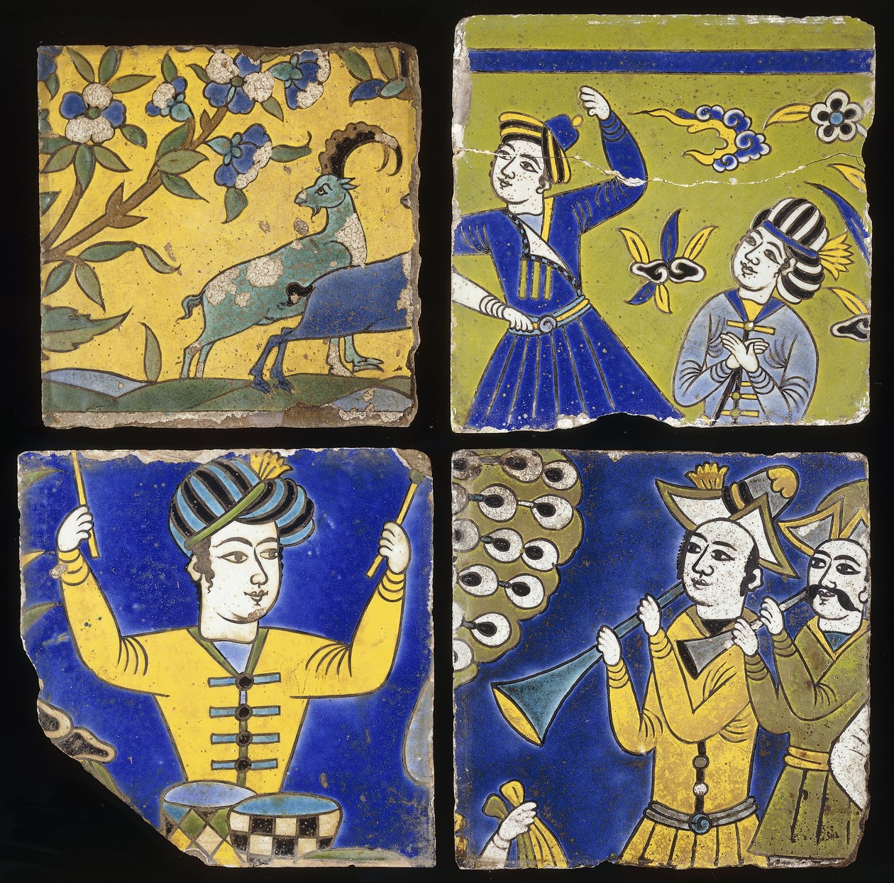 Neljä Safavid cuerda seca -laattaa, jotka kuvaavat kahta metsäkurkkua sekä muusikoiden ja tanssijoiden hahmoja, n. 1600 tekijältä Unbekannt