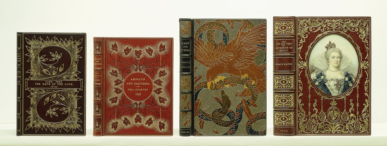 Neljä kirjan kantta Riviere & Sonsin sidoksilla, mukaan lukien "The Life and Times of Catherine de" Medici, tekijältä Unbekannt