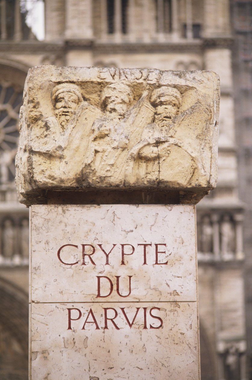 Ranska, Pariisi, Crypte du Parvis -kirjoitus arkeologisessa kryptassa, Ile de la Cite -kadulla, kivi kaiverruksella ja kaiverruksella. tekijältä Unbekannt