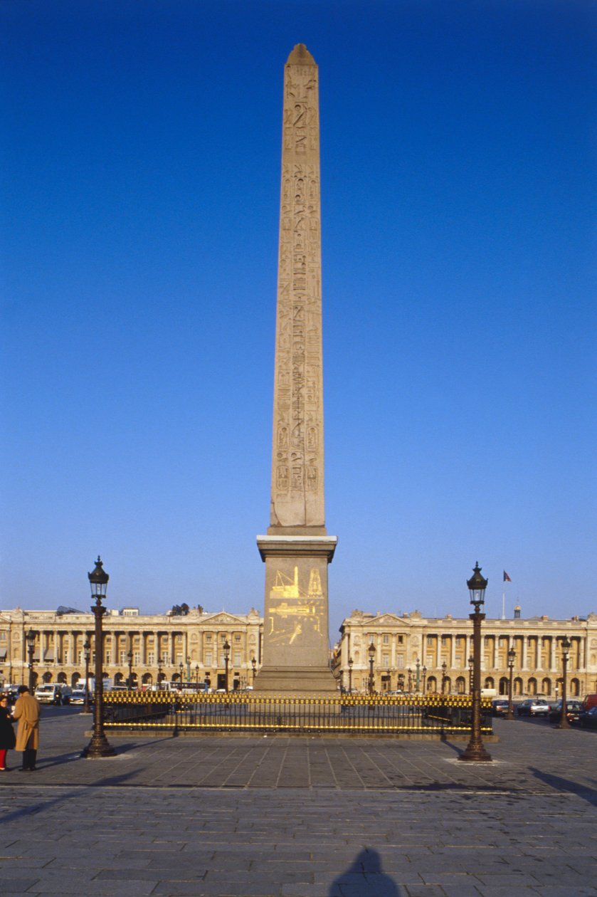 Ranska, Pariisi, Luxorin obeliski Place de la Concorde -aukiolla, egyptiläinen obeliski kohoaa rakennuksen yläpuolelle, joka on peitetty kullatuilla hieroglyfikaiverruksilla. tekijältä Unbekannt
