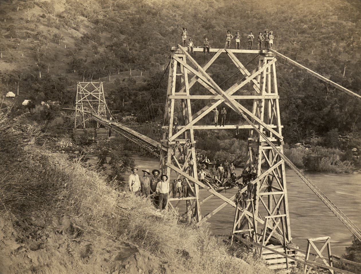 Fresno, Kalifornia: 1890 Tämä valokuva: C.C. Curtis näyttää Smithin ja Mooren sillan Kings Riverin yli, joka on osa Hiram T. Smithin ja Austin D. Mooren rakentamaa puutavaraa Sierrasta heidän yritykselleen, Kings River Lumberille. tekijältä Unbekannt
