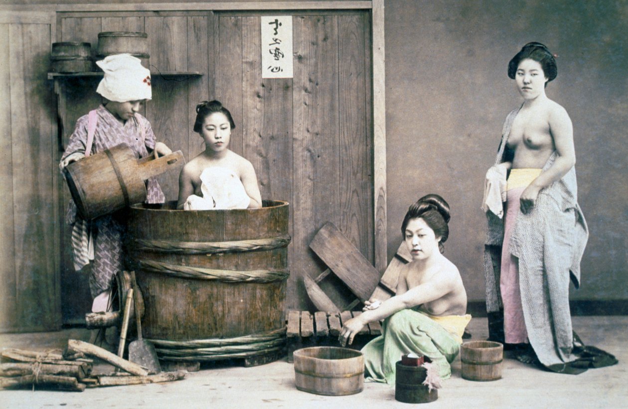 Geishat kylpevät, noin 1880-luku (käsin väritetty valokuva) tekijältä Unbekannter Künstler