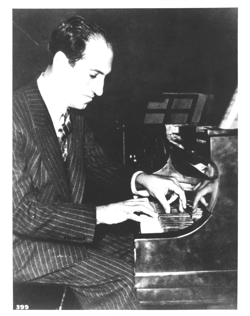 George Gershwin (1898-1937) yhdysvaltalainen säveltäjä, pianon ääressä, n. 1935 (b/w kuva) tekijältä Unbekannt