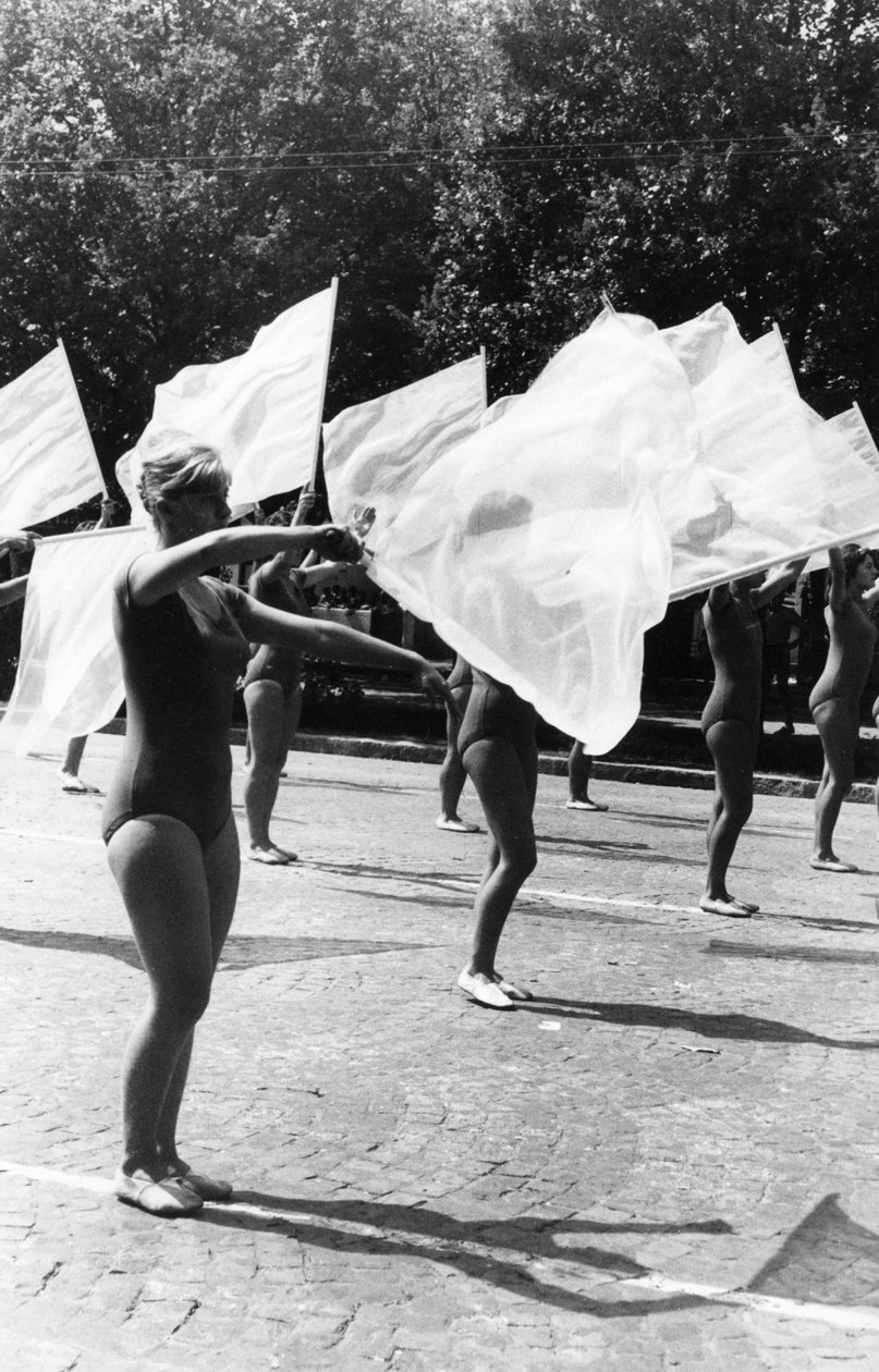 Voimistelijoiden paraati Bukarestissa. tekijältä Unbekannt