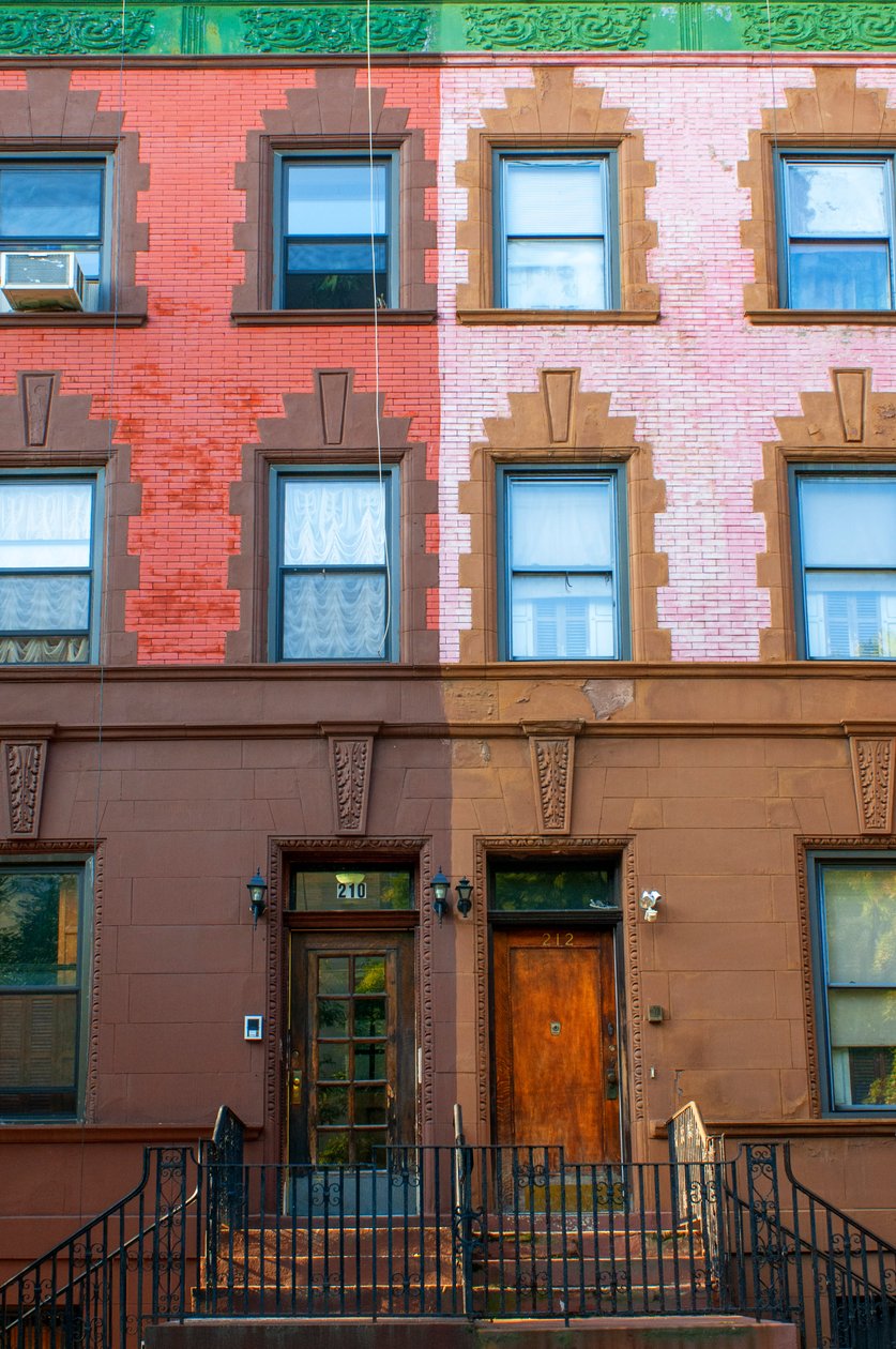 Harlem Streetin kaupat ja rakennukset, New York City, 2021 (kuva) tekijältä Alec Hunter