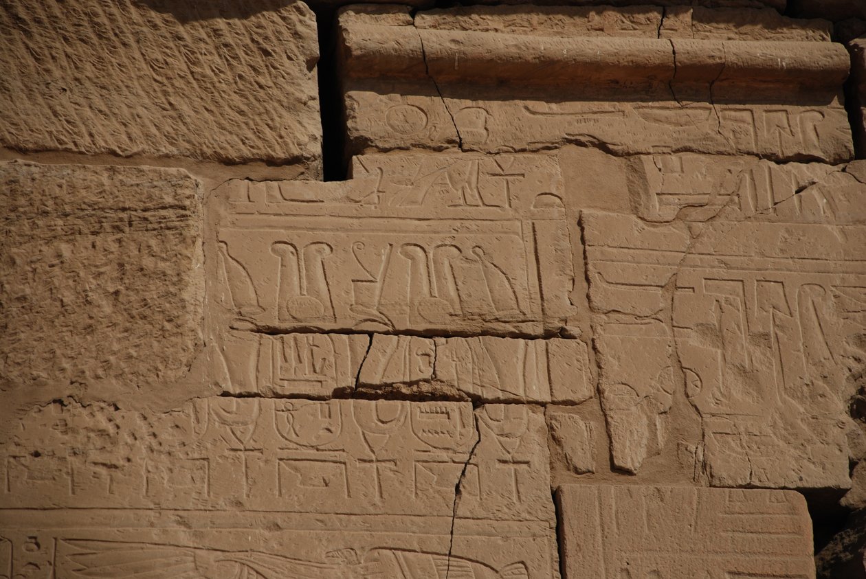 Hieroglyfit kivessä, Karnakissa, Luxorissa, Egyptissä (kuva) tekijältä Unbekannt
