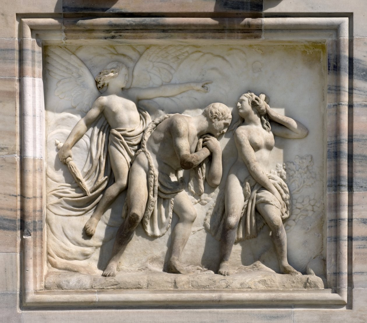 Carlo Maria Giudicin korkea reliefi, joka kuvaa Adam ja Eve Chasse du Paradisea. 1791. Milanon Italian katedraali (kupoli tai duomo). tekijältä Unbekannt