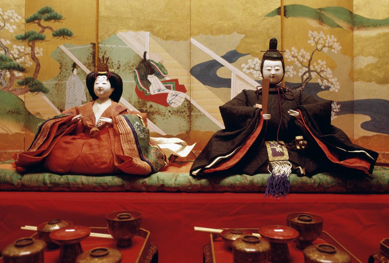 Hina-nuket, valmistettu washista, perinteisestä japanilaisesta paperista, hienostuneissa, eleganteissa vaatteissa, Heian-ajan aatelis- tai kuninkaallinen perhe, Kurashiki, japanilainen sivilisaatio tekijältä Benjamin Baud