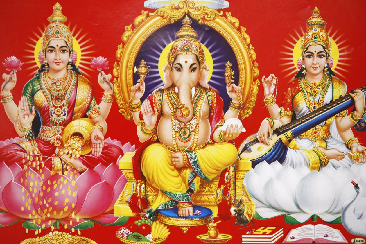 Hindujumalatar Laxmi, jumala Ganesha ja jumalatar Saraswati (vasemmalta oikealle), , Intia tekijältä Unbekannt