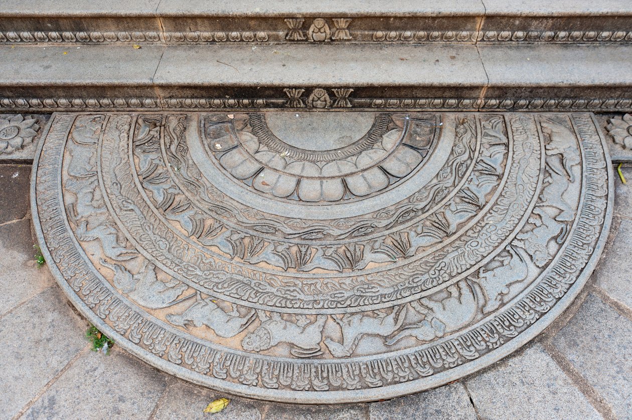 Historiallinen kivi-reliefi; eläimillä koristeltu koristekivi portaiden juurella; kuukivi Jaya Sri Maha Bodhissa; Anuradhapura; Sri Lanka; Aasia tekijältä Unbekannt