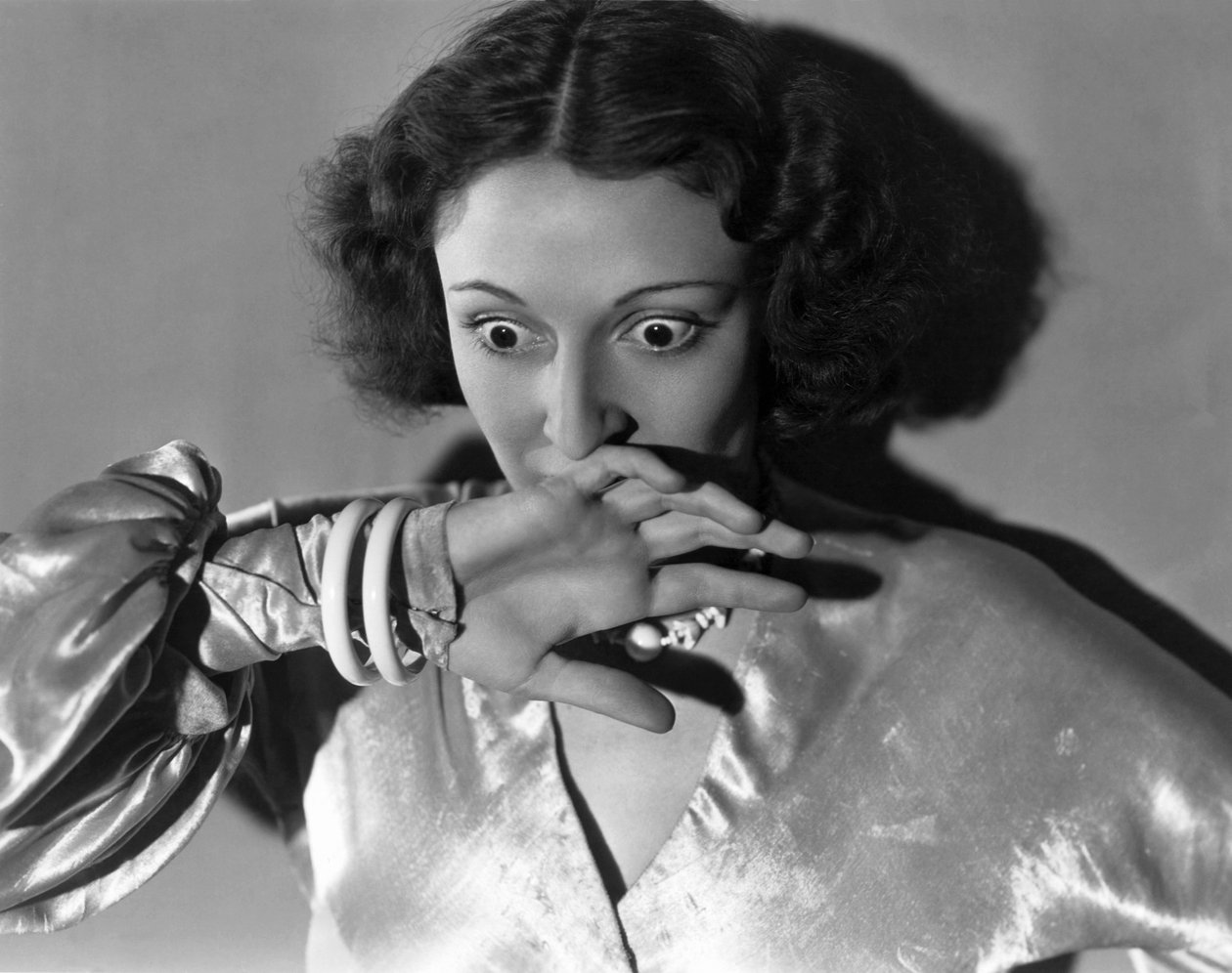 Hollywood, Kalifornia: n. 1932 Lähikuva nuoresta naisesta, joka peittää suunsa peloissaan. (m/w kuva) tekijältä Unbekannt