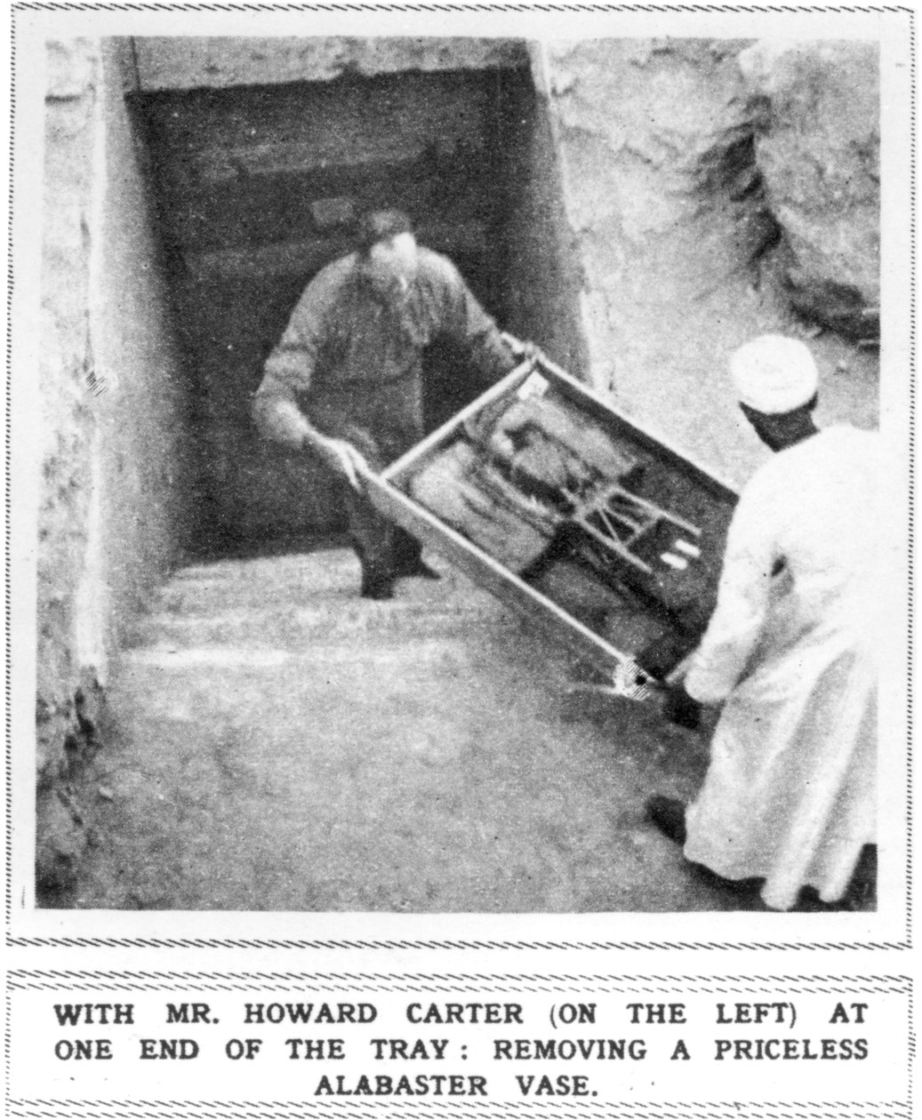 Howard Carter (1874-1939) Poistaa aarteita Tutankhamonin haudalta tekijältä Unbekannt