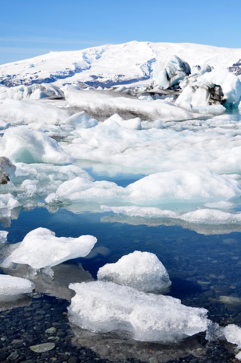 Jäävuoret ja jäälautat Jokulsarlon Glacier Lagoonissa, Islannissa (kuva) tekijältä Unbekannter Künstler