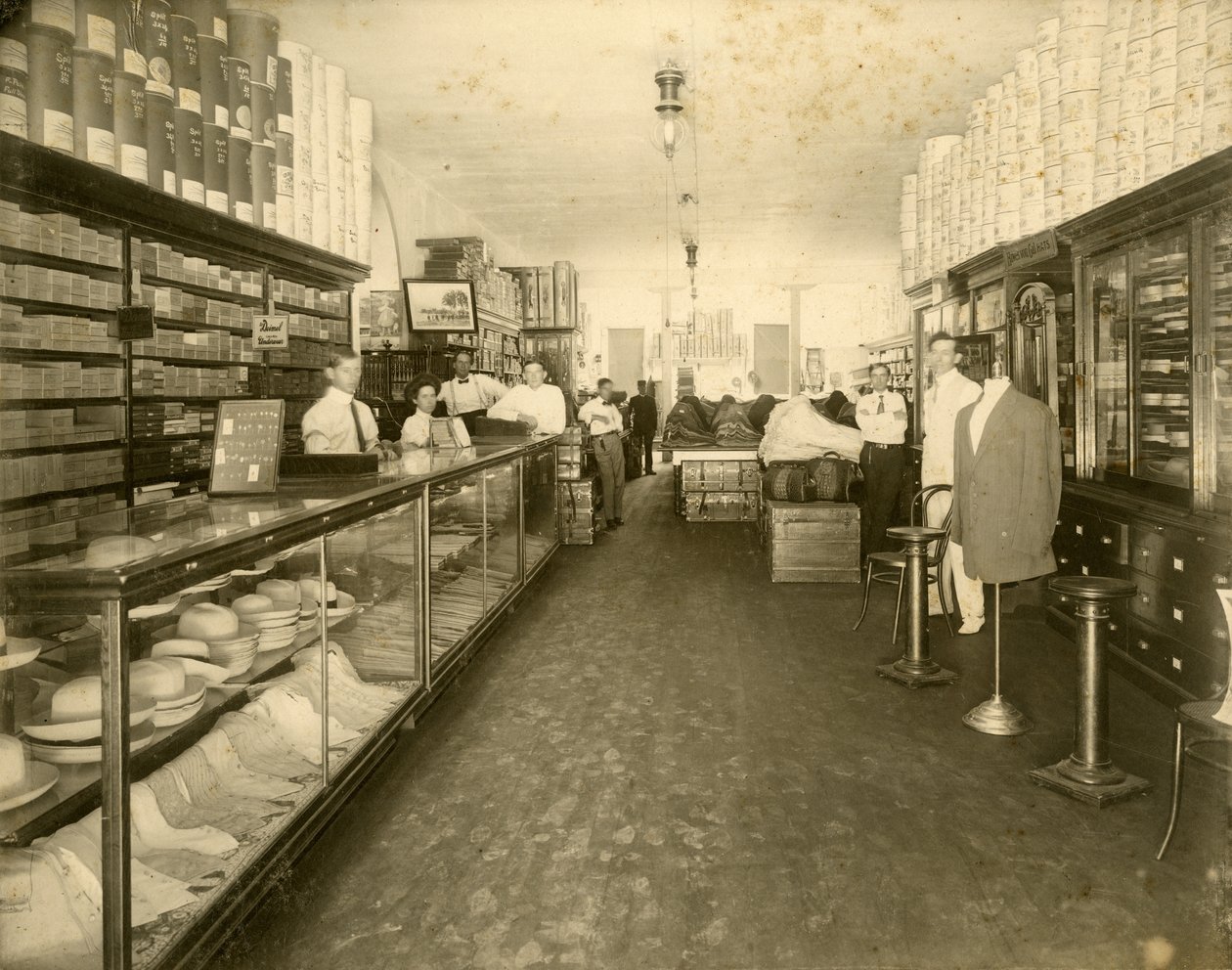John Sewell & Co. Shoe Storen sisustus osoitteessa 304-6 12th Avenue (Flagler Street), n. 1910 (m/v kuva) tekijältä Unbekannt