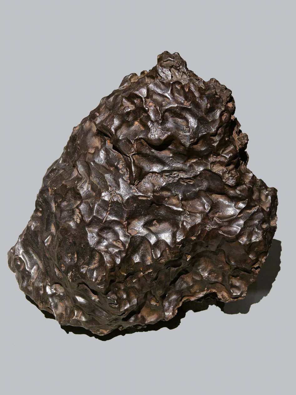 Rautameteoriitti (IIB). kaatui Sikhote-Alinissa (Venäjä) vuonna 1947. Ecole des Mines, Pariisi. tekijältä Unbekannt