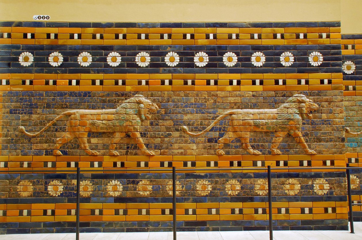 Alunperin Belin temppelille kuulunut Ishtar-portti, jonka kuningas Nebukadnessar II rakensi Babylonissa (Irak) - Ishtar Gate Processional Way Pergamon-museo, Museosaari, Berliini Saksa tekijältä Unbekannter Künstler