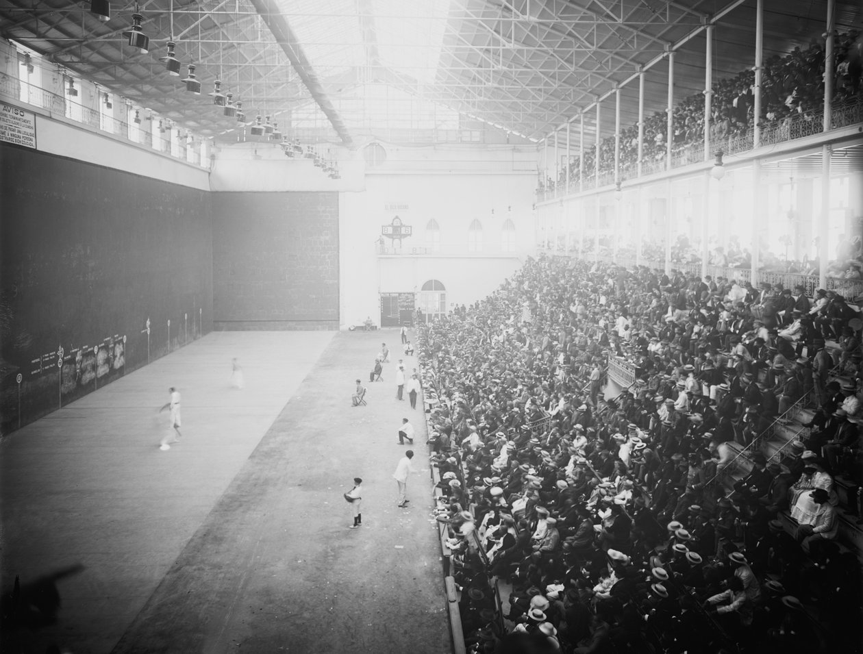 Jai alai on - urheilu, johon liittyy - pallo pomppii pois - seinämäinen tila kiihdyttämällä sitä suuriin nopeuksiin - kädessä pidettävä laite (cesta) (m/w kuva) tekijältä Unbekannt
